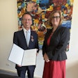 Prof. Dr. Bernd Hamm receives the award from Senator for Science, Health and Care Dr. Ina Czyborra.