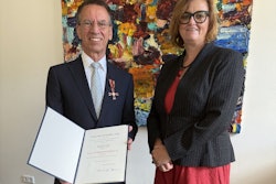 Prof. Dr. Bernd Hamm receives the award from Senator for Science, Health and Care Dr. Ina Czyborra.