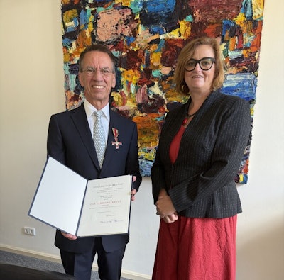 Prof. Dr. Bernd Hamm receives the award from Senator for Science, Health and Care Dr. Ina Czyborra.