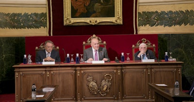 SERAM President Dr. José Carmelo Albillos (center) was chair of Friday's event.