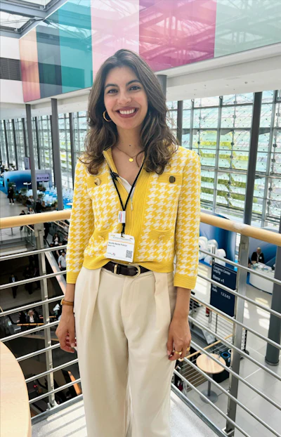 Rollenwechsel: Nicolle Becke Franco, Gastgeberin von Inside Imaging – Powered by Bayer, diesmal selbst vor dem Mikro – beim 107. Deutschen Röntgenkongress in Leipzig.