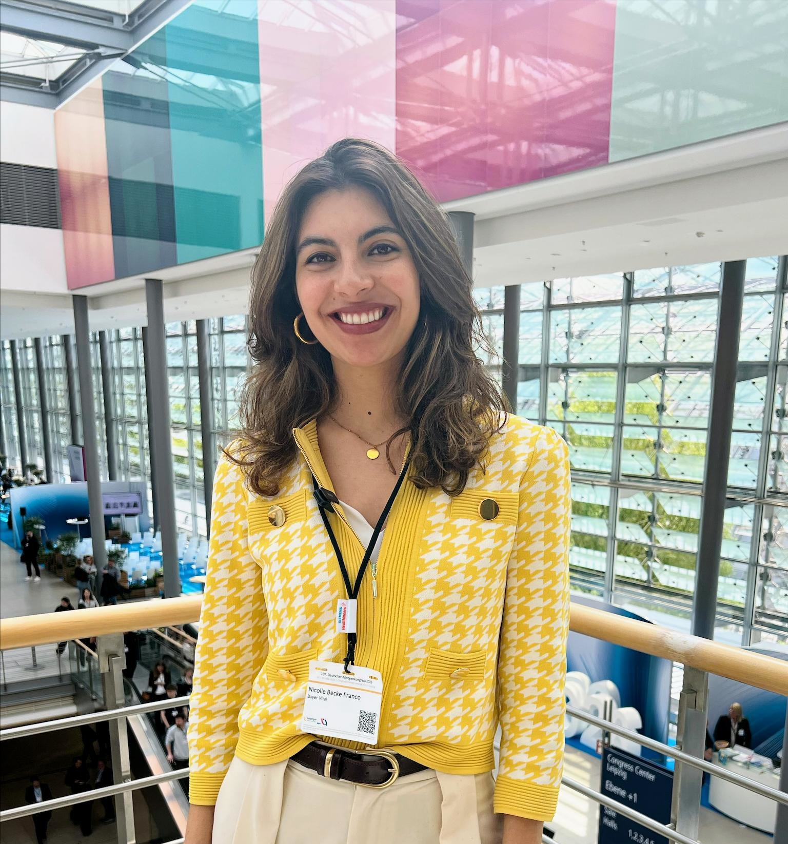 Rollenwechsel: Nicolle Becke Franco, Gastgeberin von Inside Imaging &ndash; Powered by Bayer, diesmal selbst vor dem Mikro &ndash; beim 107. Deutschen R&ouml;ntgenkongress in Leipzig.