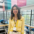 Rollenwechsel: Nicolle Becke Franco, Gastgeberin von Inside Imaging – Powered by Bayer, diesmal selbst vor dem Mikro – beim 107. Deutschen Röntgenkongress in Leipzig.