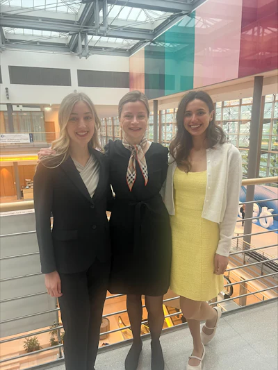 Josephine Berger, Dr. Nour Maalouf EDiR, and Dr. Fiona Mankertz bringen frischen Wind in die Radiologie am Röko 2026.