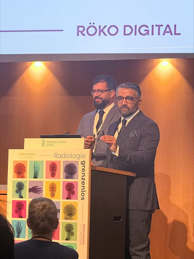 Die Kongresspräsidenten Prof. Dr. med. Saif Afat (Universitätsklinikum Tübingen) und Prof. Dr. med. Daniel Pinto dos Santos (Universitätsmedizin Mainz) bei der Eröffnungsveranstaltung von RöKo 2026.
