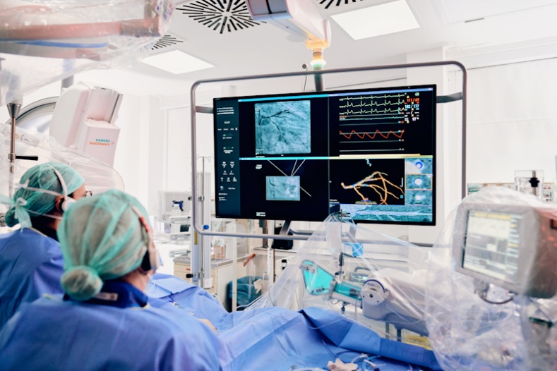 The combination of Syngo.CT Coronary Cockpit and Syngo PCI Connect gives interventional cardiologists valuable insights on morphology, plaque and lesion details and allows for strategic planning of the intervention.