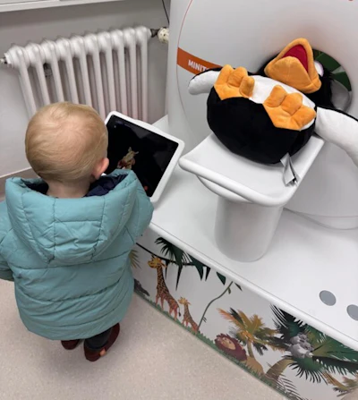 As part of the KidsMRI project, children are to be introduced to the examination using age-appropriate training and support concepts, with the aim of enabling MRI scans to be performed more often without anesthesia in the future.
