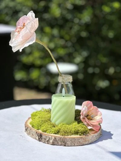 Photo illustrating eco-responsibility, a theme that the SFR continues to champion at the JFR. The photograph shows a paper flower made by a patient (www.poeticmood.fr) who will be running craft workshops at the Patient Associations’ Village during JFR 2026. Participants will be invited to create their own JFR 2026 flower and take it home.